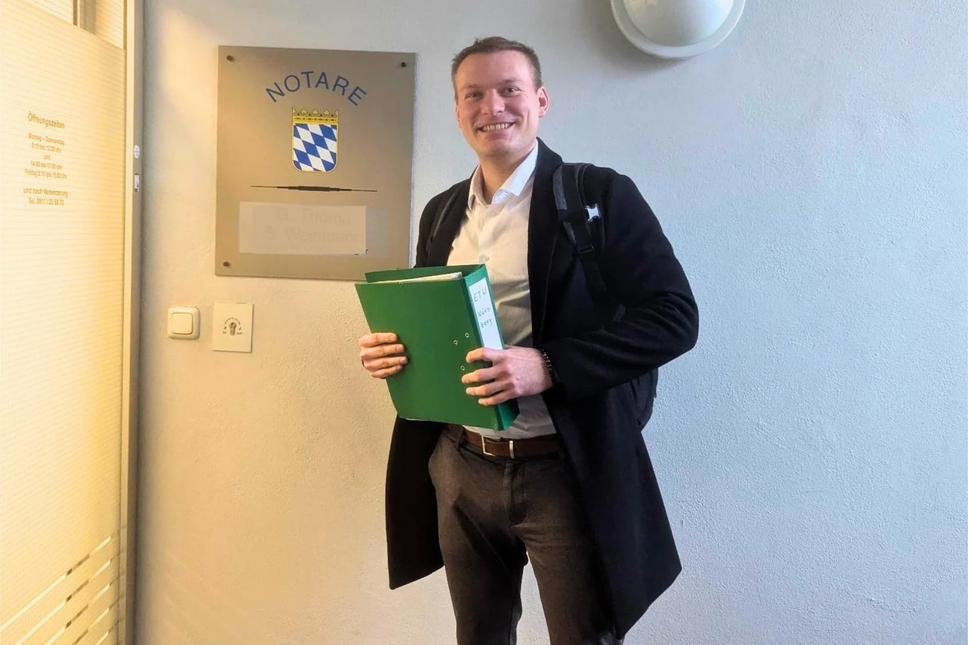 Ravenica Gründer Julius Launhardt beim Notar bei Kauf von eigenem Bestand in Nürnberg