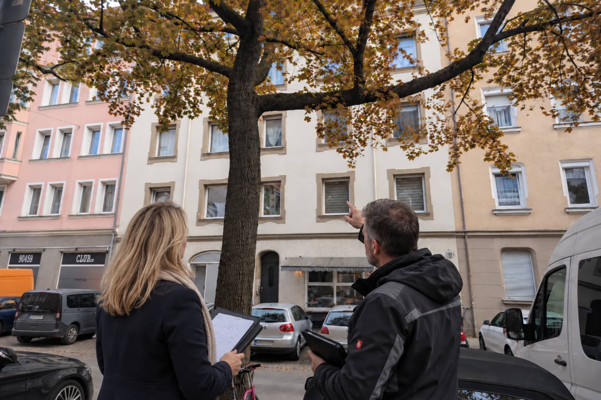 Ravenica Immobilienexpertin bei Begehung mit Sachverständigem in Nürnberg